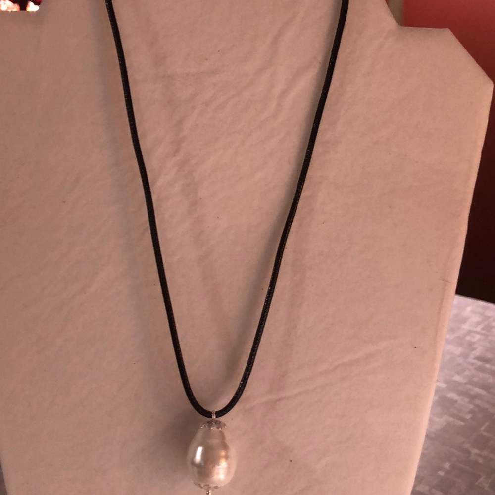 Shell baroque pearl on coated 18”-19” cord